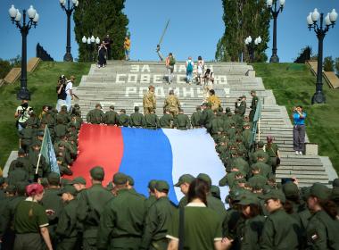 Стометровый флаг России развернули на Мамаевом кургане курсанты Центра «ВОИН»