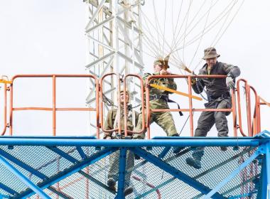 Тюменские курсанты совершили прыжки с парашютной вышки высотой 36 метров