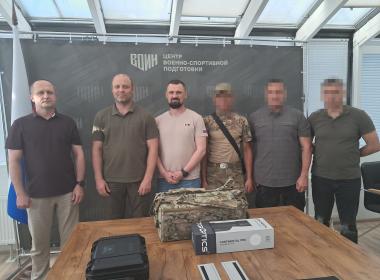 Центр «ВОИН» и Федерация боевого снайпинга России передали бойцам СВО современные винтовки