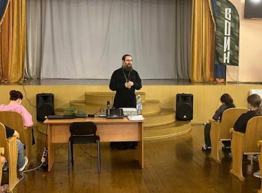 Курсанты кузбасского филиала Центра «Воин» обсудили патриотизм с представителем духовенства