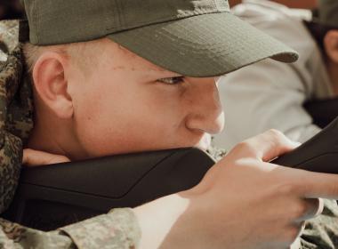 «Снайпер должен быть отличным математиком»: Центр «ВОИН» учит курсантов стрелять далеко и точно