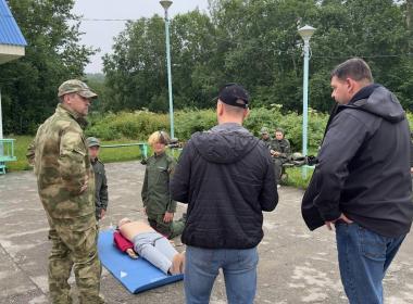 Герой России Евгений Рэцой посетил Центр «ВОИН» на Камчатке.