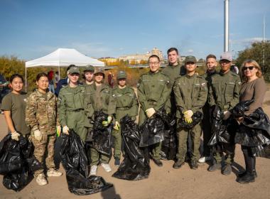 Курсанты Центра «ВОИН» очистили берег реки Уды в Бурятии