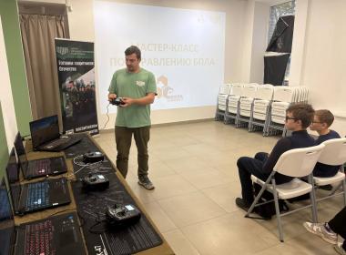 Центр «ВОИН» научил московских школьников управлять дронами