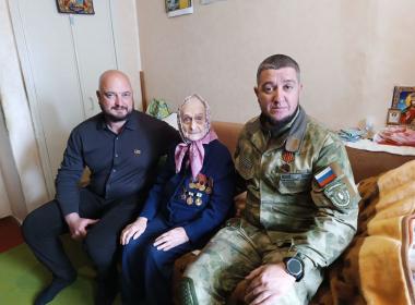 Инструкторы и курсанты Центра «ВОИН» поздравили ветеранов в преддверии Дня Победы